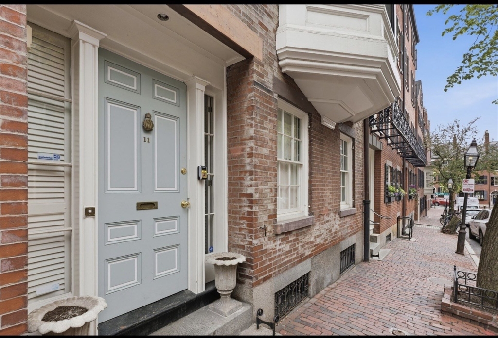 11 West Cedar, Boston, Massachusetts, 4 Bedrooms Bedrooms, 8 Rooms Rooms,3 BathroomsBathrooms,Residential,For Sale,West Cedar,73514770