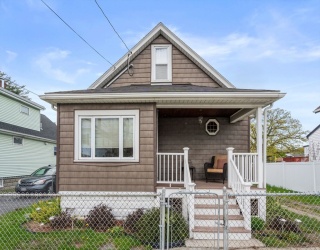 22 Davis St, Malden, Massachusetts, 2 Bedrooms Bedrooms, 5 Rooms Rooms,1.5 BathroomsBathrooms,Residential,For Sale,Davis St,73515061