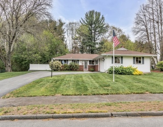 26 Reservoir Dr, Danvers, Massachusetts, 3 Bedrooms Bedrooms, 7 Rooms Rooms,2 BathroomsBathrooms,Residential,For Sale,Reservoir Dr,73515066
