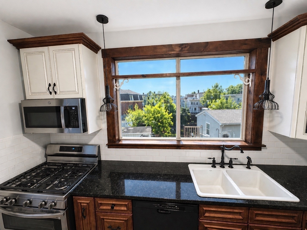 38 Pinckney St, Somerville, Massachusetts, 3 Bedrooms Bedrooms, 6 Rooms Rooms,2 BathroomsBathrooms,Residential Lease,For Rent,Pinckney St,73515080
