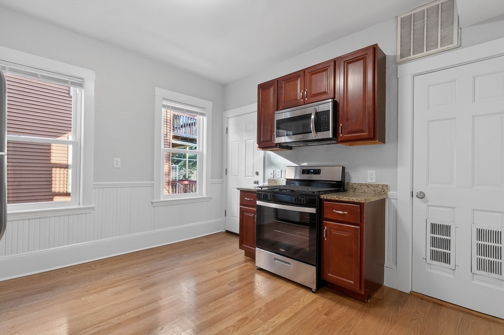 17 Chelmsford St, Boston, Massachusetts, 3 Bedrooms Bedrooms, 6 Rooms Rooms,1 BathroomBathrooms,Residential Lease,For Rent,Chelmsford St,73515100