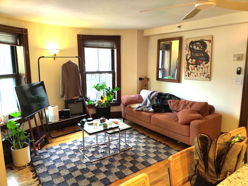 48 Waltham St, Boston, Massachusetts, 2 Bedrooms Bedrooms, 4 Rooms Rooms,1 BathroomBathrooms,Residential Lease,For Rent,Waltham St,73514893