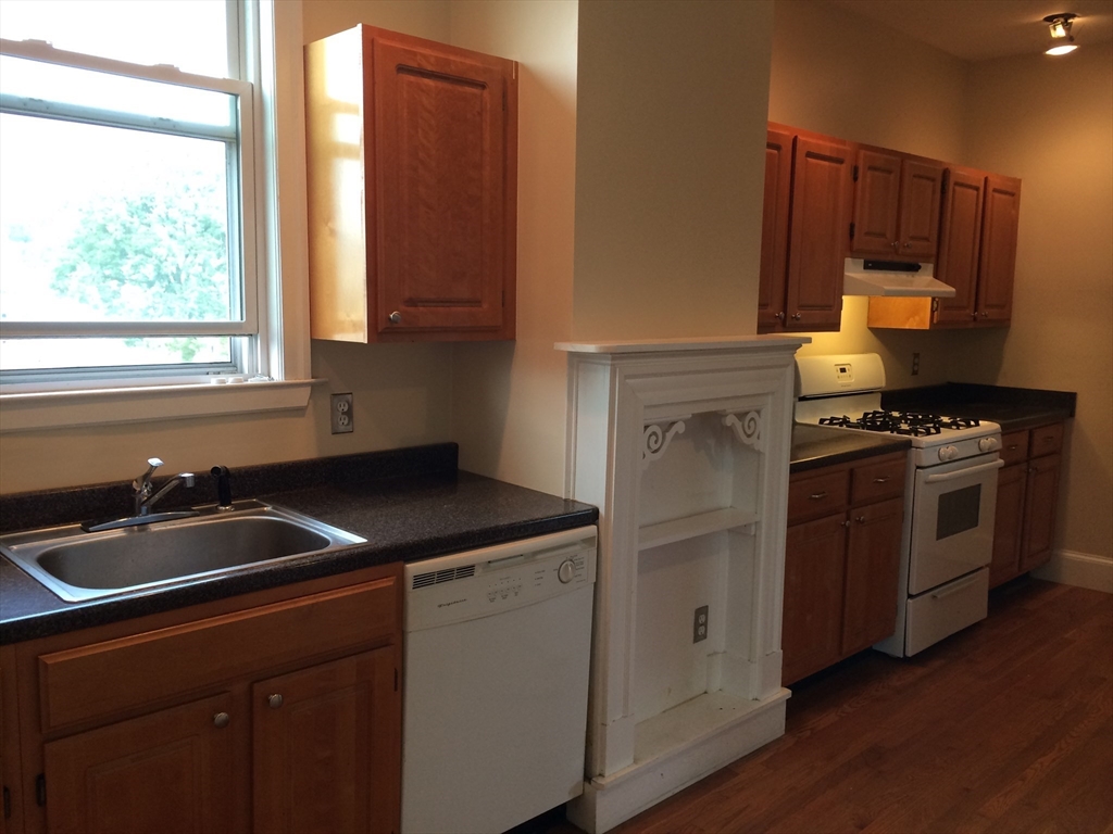 322 Dorchester St, Boston, Massachusetts, 2 Bedrooms Bedrooms, 5 Rooms Rooms,1 BathroomBathrooms,Residential Lease,For Rent,Dorchester St,73395625