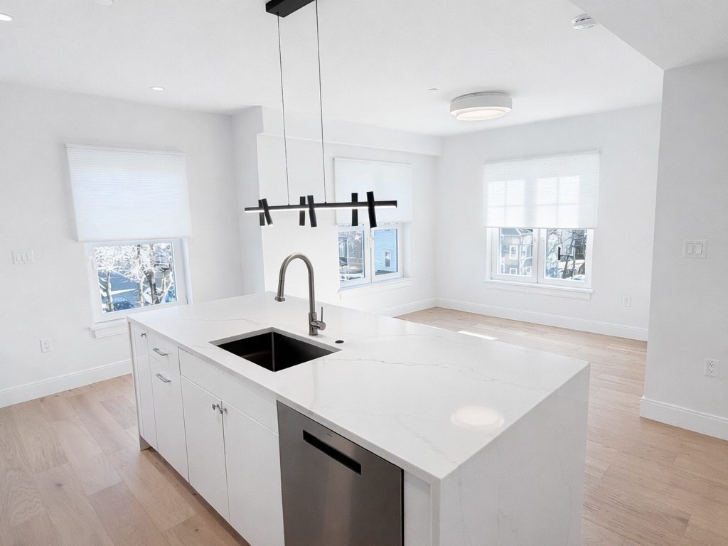 65 L Street, Boston, Massachusetts, 2 Bedrooms Bedrooms, 4 Rooms Rooms,2 BathroomsBathrooms,Residential Lease,For Rent,L Street,73514957