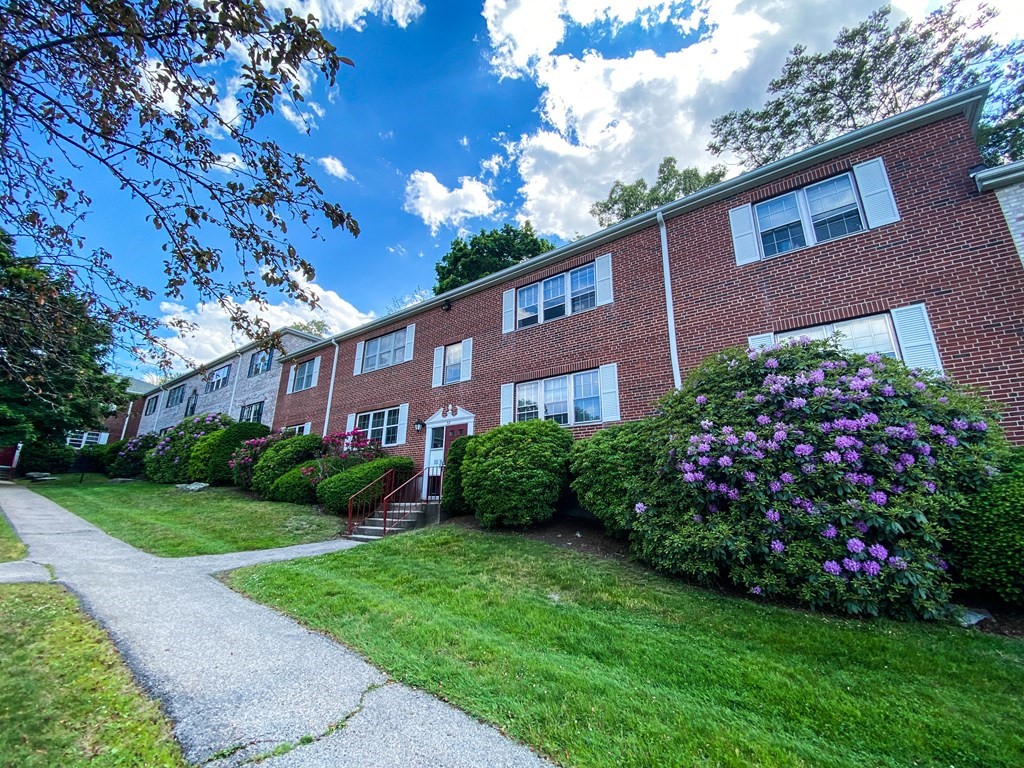 38 Lake Shore Ter, Boston, Massachusetts, 3 Bedrooms Bedrooms, 4 Rooms Rooms,2 BathroomsBathrooms,Residential Lease,For Rent,Lake Shore Ter,73514973