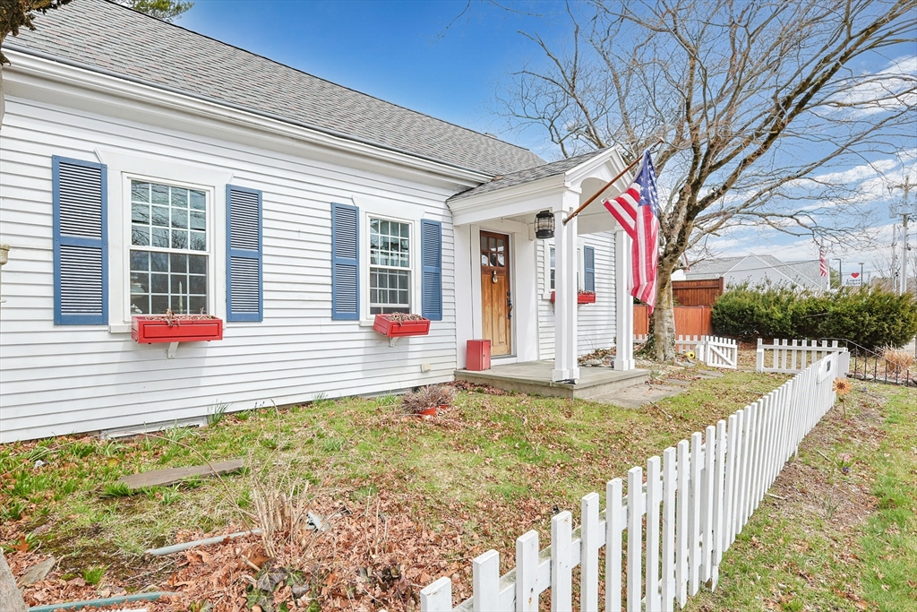 260 State Road, Dartmouth, Massachusetts, 3 Bedrooms Bedrooms, 6 Rooms Rooms,1 BathroomBathrooms,Residential,For Sale,State Road,73515213
