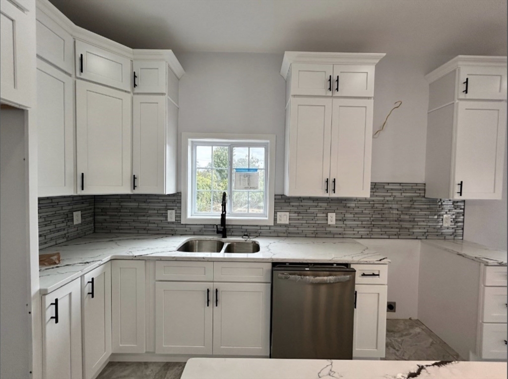 7 Weir Ave, Taunton, Massachusetts, 3 Bedrooms Bedrooms, 5 Rooms Rooms,1 BathroomBathrooms,Residential Lease,For Rent,Weir Ave,73515214