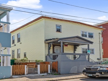 18 Pleasant St, Lowell, Massachusetts, 5 Bedrooms Bedrooms, 11 Rooms Rooms,2 BathroomsBathrooms,Residential Income,For Sale,Pleasant St,73515110