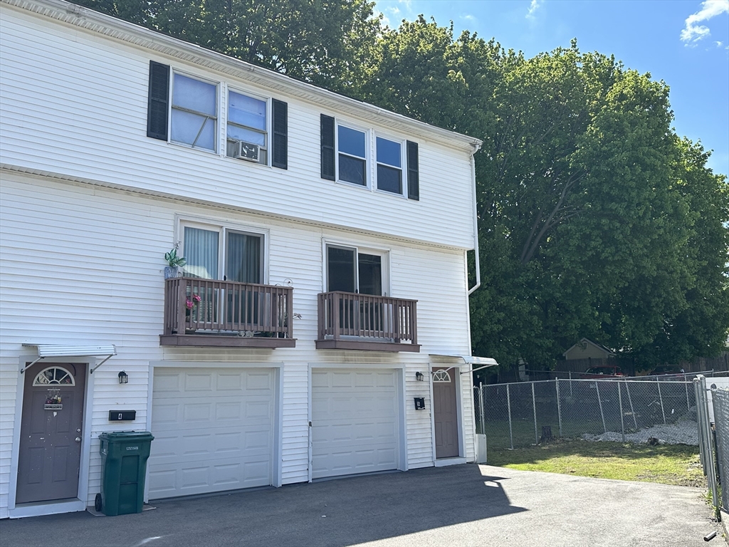 135 Charles Street, Lowell, Massachusetts, 2 Bedrooms Bedrooms, 4 Rooms Rooms,1.5 BathroomsBathrooms,Residential Lease,For Rent,Charles Street,73515244