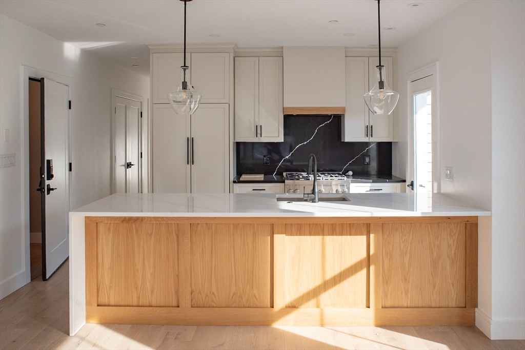 57 Saratoga Street, Boston, Massachusetts, 2 Bedrooms Bedrooms, 5 Rooms Rooms,2 BathroomsBathrooms,Residential Lease,For Rent,Saratoga Street,73515201