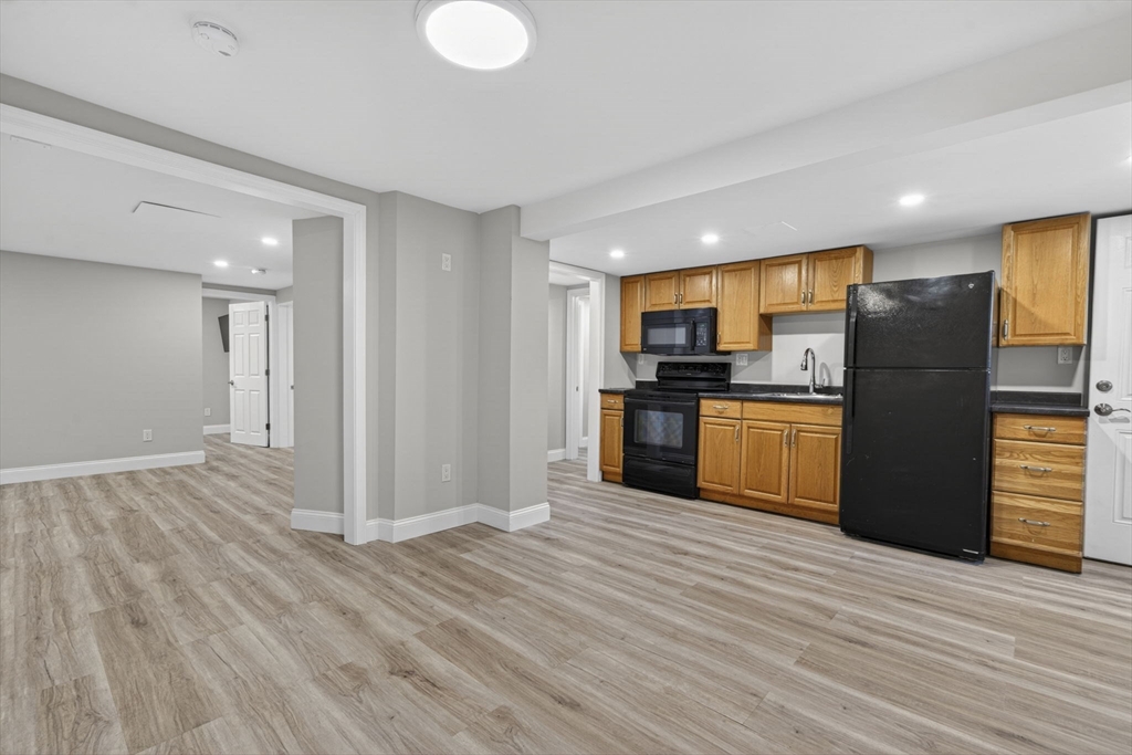 40 Elm St, Wakefield, Massachusetts, 1 Bedroom Bedrooms, 4 Rooms Rooms,1 BathroomBathrooms,Residential Lease,For Rent,Elm St,73515255