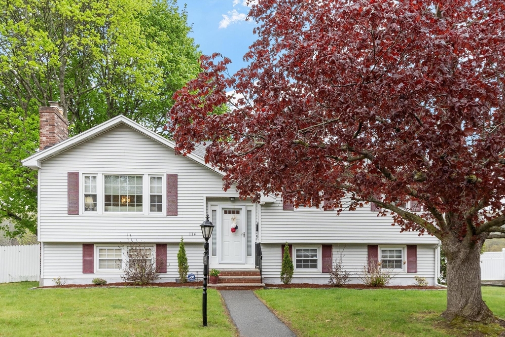 134 River Rd, Lowell, Massachusetts, 3 Bedrooms Bedrooms, 9 Rooms Rooms,1.5 BathroomsBathrooms,Residential,For Sale,River Rd,73515131