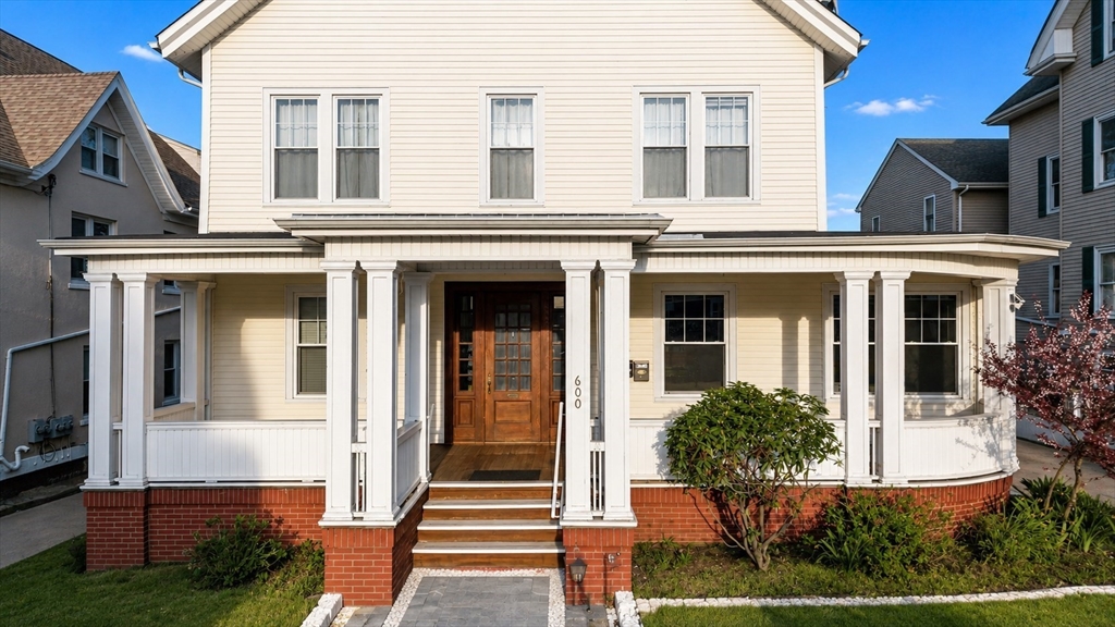 600 Broadway, Fall River, Massachusetts, 7 Bedrooms Bedrooms, 14 Rooms Rooms,4.5 BathroomsBathrooms,Residential Income,For Sale,Broadway,73515138
