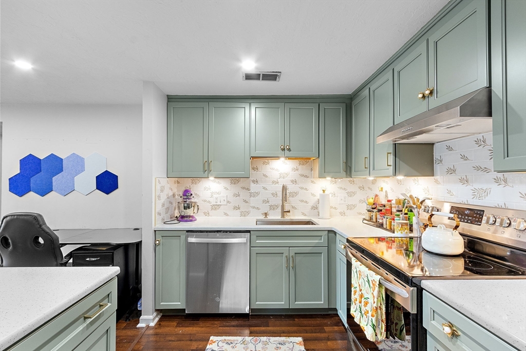 350 Neponset, Canton, Massachusetts, 2 Bedrooms Bedrooms, 5 Rooms Rooms,1 BathroomBathrooms,Residential,For Sale,Neponset,73514956