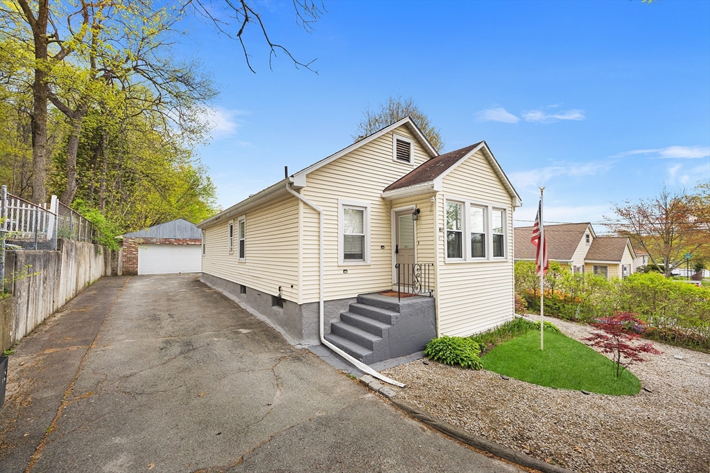 43 Belcourt Rd, Worcester, Massachusetts, 3 Bedrooms Bedrooms, 5 Rooms Rooms,1 BathroomBathrooms,Residential,For Sale,Belcourt Rd,73514983