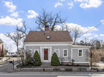 39 Eastern Ave, Essex, Massachusetts, 4 Bedrooms Bedrooms, 7 Rooms Rooms,2 BathroomsBathrooms,Residential,For Sale,Eastern Ave,73492365