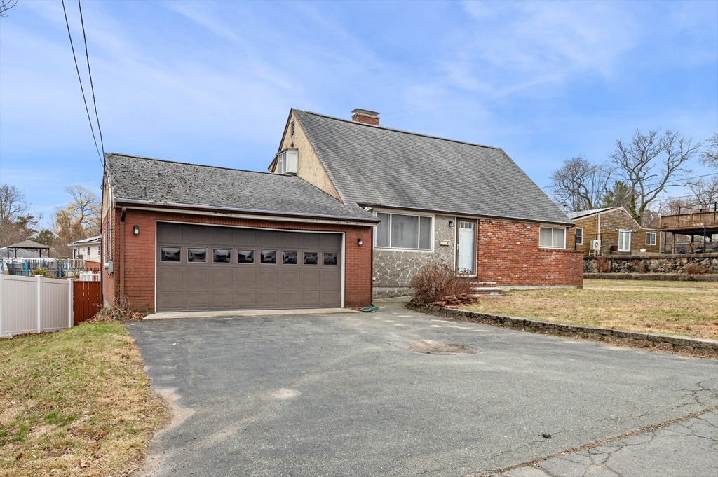 11 Netherton Ave, Beverly, Massachusetts, 4 Bedrooms Bedrooms, 6 Rooms Rooms,2.5 BathroomsBathrooms,Residential,For Sale,Netherton Ave,73491762