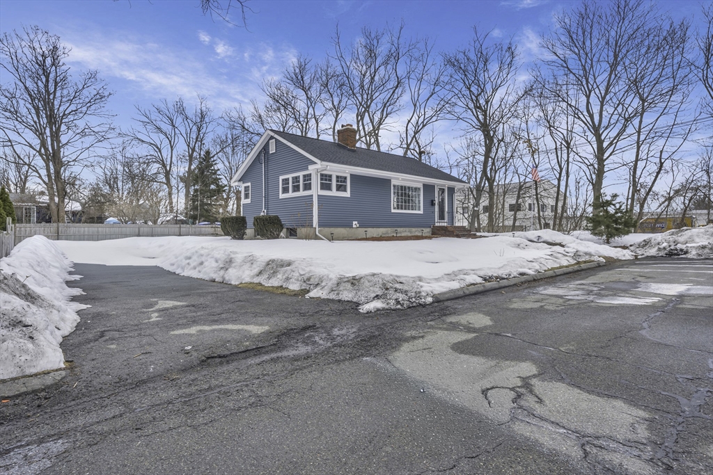 6 Grant St, Danvers, Massachusetts, 1 Bedroom Bedrooms, 4 Rooms Rooms,2 BathroomsBathrooms,Residential,For Sale,Grant St,73484733