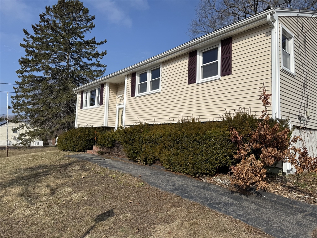 66 Thomas St, Brockton, Massachusetts, 3 Bedrooms Bedrooms, 6 Rooms Rooms,1 BathroomBathrooms,Residential,For Sale,Thomas St,73484908