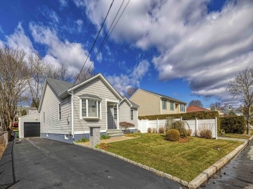 213 Boyden St, Fall River, Massachusetts, 2 Bedrooms Bedrooms, 6 Rooms Rooms,2 BathroomsBathrooms,Residential,For Sale,Boyden St,73491811