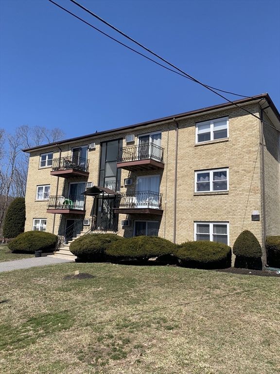 81 High St, Amesbury, Massachusetts, 2 Bedrooms Bedrooms, 5 Rooms Rooms,1 BathroomBathrooms,Residential,For Sale,High St,73496635