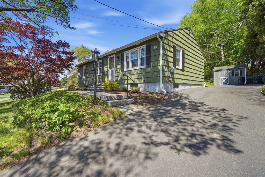 98 Hanward Hill, East Longmeadow, Massachusetts, 3 Bedrooms Bedrooms, 6 Rooms Rooms,1 BathroomBathrooms,Residential,For Sale,Hanward Hill,73515303