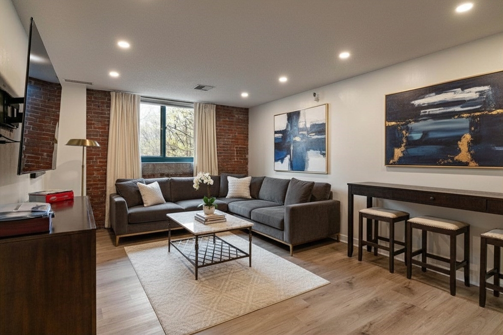 42 8th Street, Boston, Massachusetts, 1 Bedroom Bedrooms, 3 Rooms Rooms,1 BathroomBathrooms,Residential,For Sale,8th Street,73514958