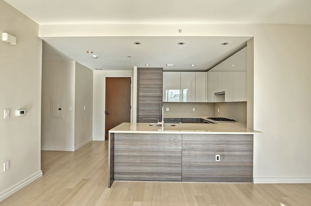 1 Franklin St, Boston, Massachusetts, 1 Bedroom Bedrooms, 3 Rooms Rooms,1 BathroomBathrooms,Residential Lease,For Rent,Franklin St,73515373