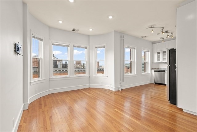 37 Revere Street, Boston, Massachusetts, 2 Bedrooms Bedrooms, 4 Rooms Rooms,1 BathroomBathrooms,Residential Lease,For Rent,Revere Street,73515351