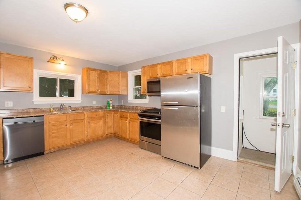 75 Hammond St, Bridgewater, Massachusetts, 4 Bedrooms Bedrooms, 8 Rooms Rooms,2 BathroomsBathrooms,Residential Lease,For Rent,Hammond St,73515467