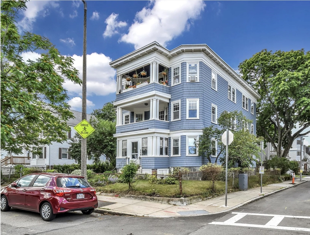 559 Adams St, Boston, Massachusetts, 3 Bedrooms Bedrooms, 6 Rooms Rooms,1 BathroomBathrooms,Residential,For Sale,Adams St,73515486