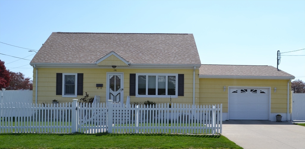 198 Bolton St, New Bedford, Massachusetts, 5 Bedrooms Bedrooms, 7 Rooms Rooms,2 BathroomsBathrooms,Residential,For Sale,Bolton St,73515603