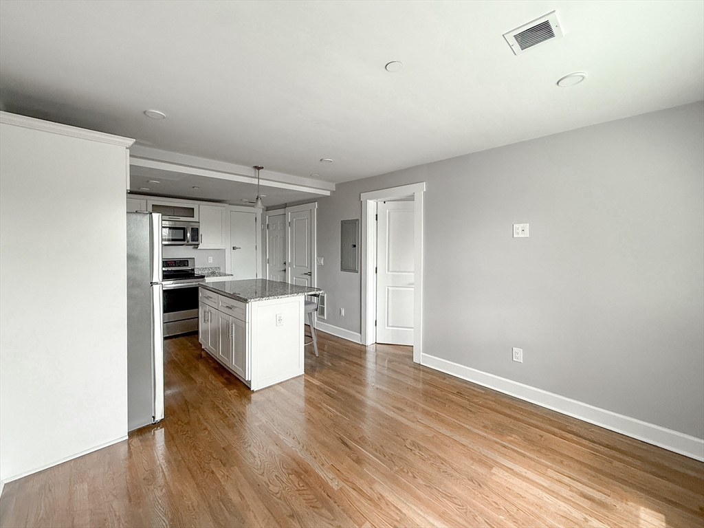 468 Salem St, Malden, Massachusetts, 1 Bedroom Bedrooms, 3 Rooms Rooms,1 BathroomBathrooms,Residential Lease,For Rent,Salem St,73482161