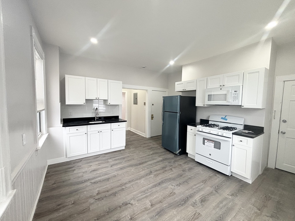 92 Main Street, Malden, Massachusetts, 1 Bedroom Bedrooms, 3 Rooms Rooms,1 BathroomBathrooms,Residential Lease,For Rent,Main Street,73515728