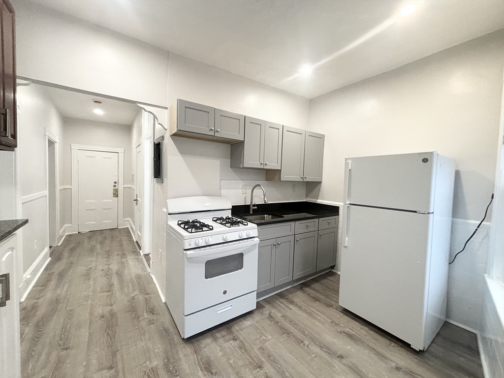100 Main Street, Malden, Massachusetts, 1 Bedroom Bedrooms, 3 Rooms Rooms,1 BathroomBathrooms,Residential Lease,For Rent,Main Street,73515744