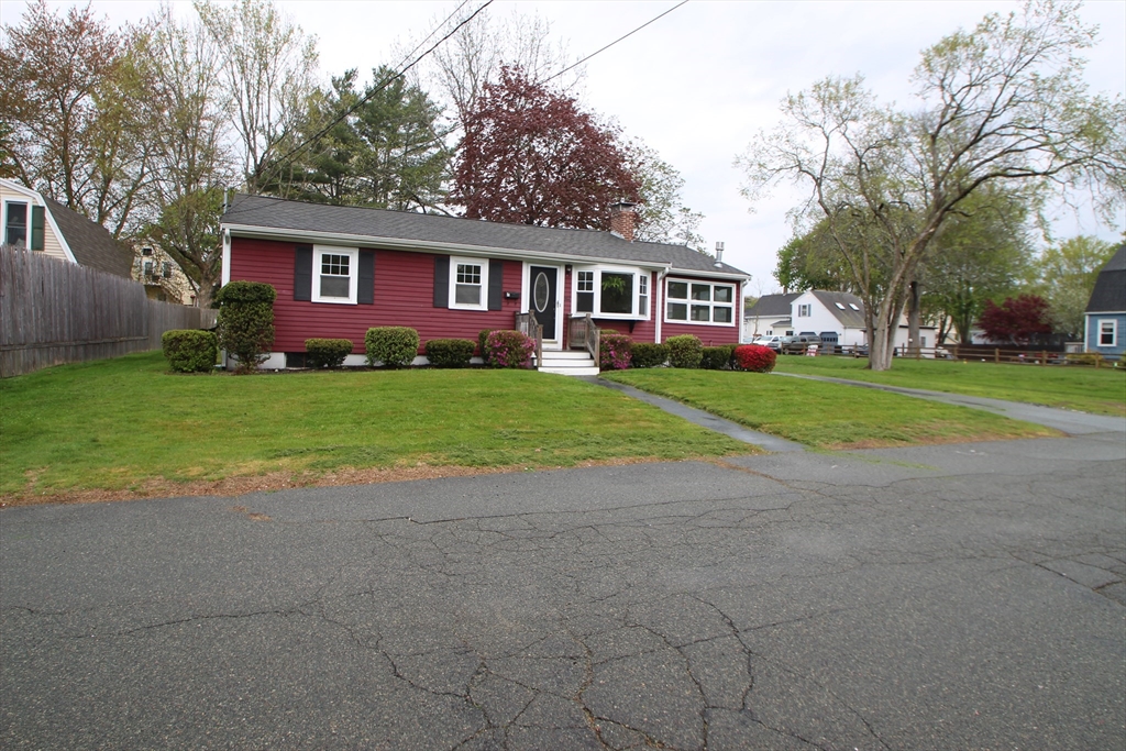 4 Simmons Ave, Whitman, Massachusetts, 3 Bedrooms Bedrooms, 5 Rooms Rooms,1 BathroomBathrooms,Residential,For Sale,Simmons Ave,73515753