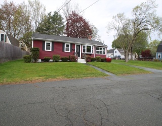 4 Simmons Ave, Whitman, Massachusetts, 3 Bedrooms Bedrooms, 5 Rooms Rooms,1 BathroomBathrooms,Residential,For Sale,Simmons Ave,73515753