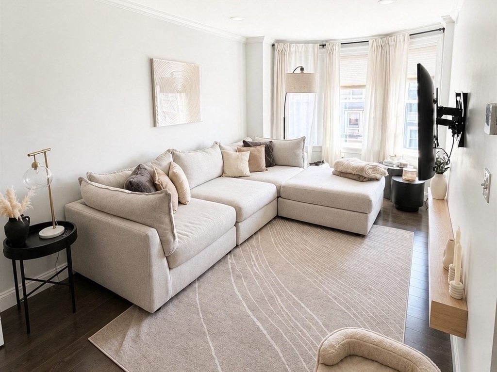 728 East Broadway, Boston, Massachusetts, 2 Bedrooms Bedrooms, 4 Rooms Rooms,2 BathroomsBathrooms,Residential Lease,For Rent,East Broadway,73515756