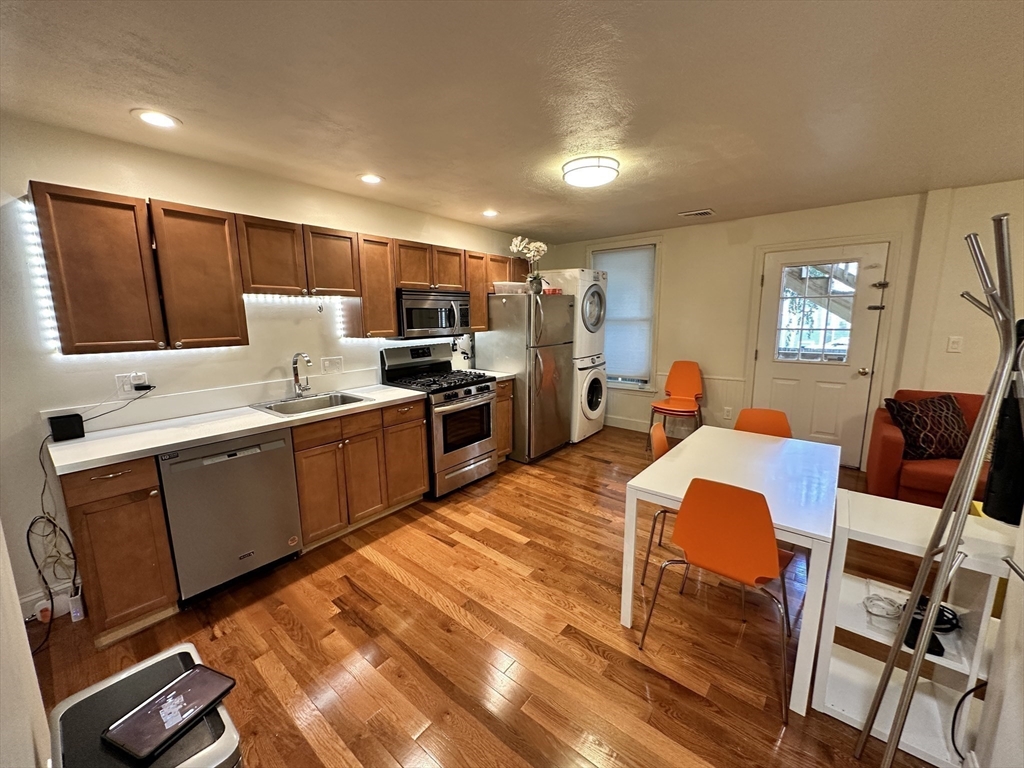 130 W 8th St, Boston, Massachusetts, 4 Bedrooms Bedrooms, 7 Rooms Rooms,2 BathroomsBathrooms,Residential Lease,For Rent,W 8th St,73515772