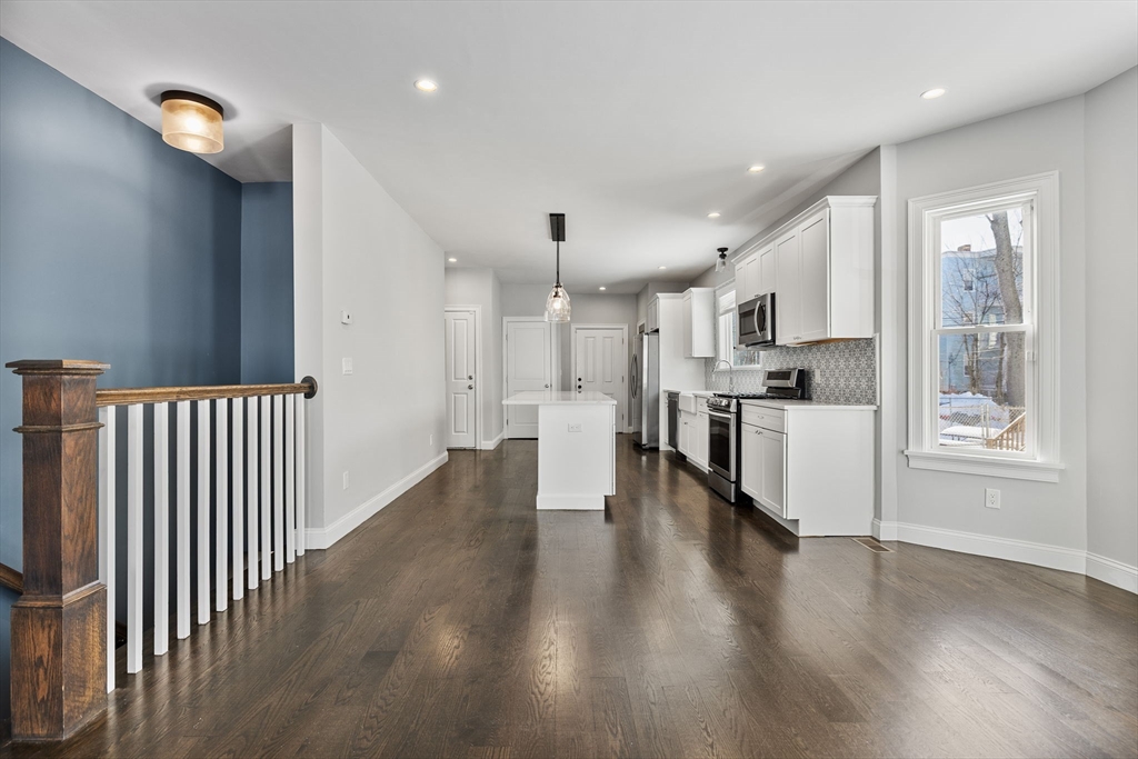 83 Centre St, Boston, Massachusetts, 3 Bedrooms Bedrooms, 9 Rooms Rooms,3 BathroomsBathrooms,Residential Lease,For Rent,Centre St,73515825