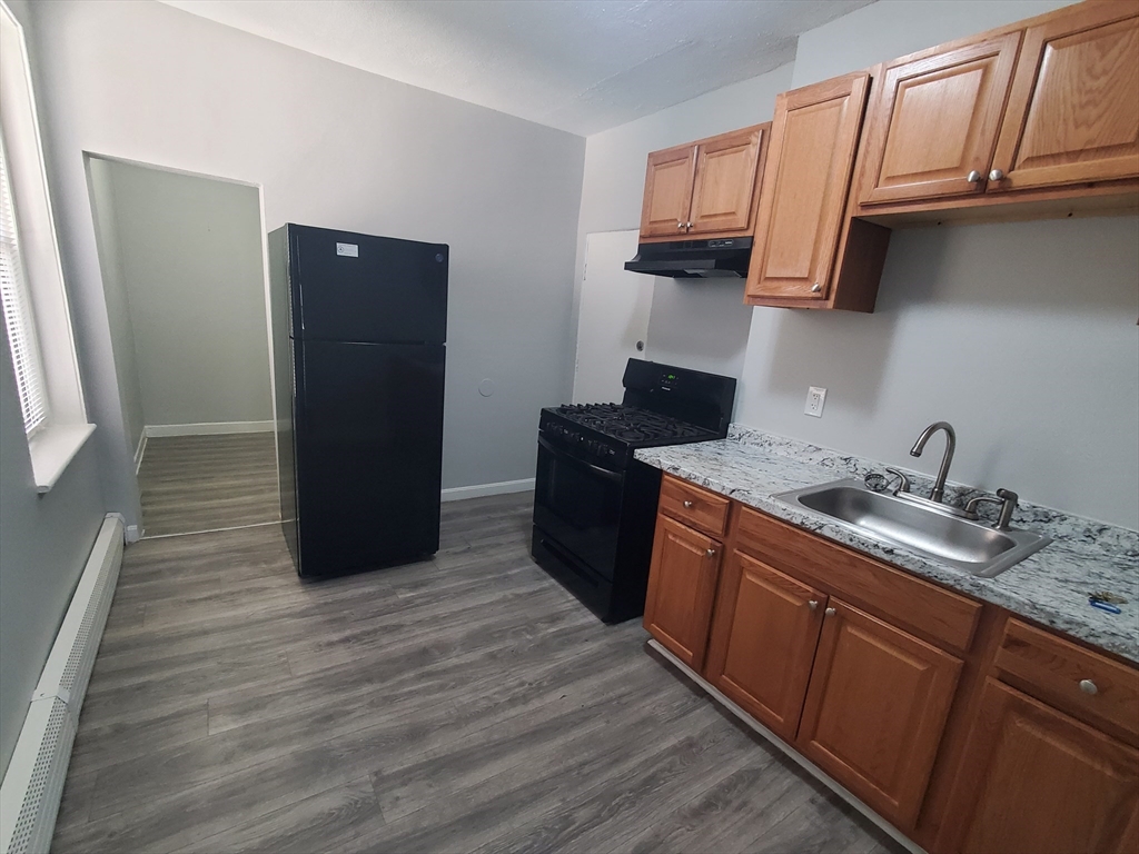 4 Abbottsford, Boston, Massachusetts, 2 Bedrooms Bedrooms, 5 Rooms Rooms,1 BathroomBathrooms,Residential Lease,For Rent,Abbottsford,73515842