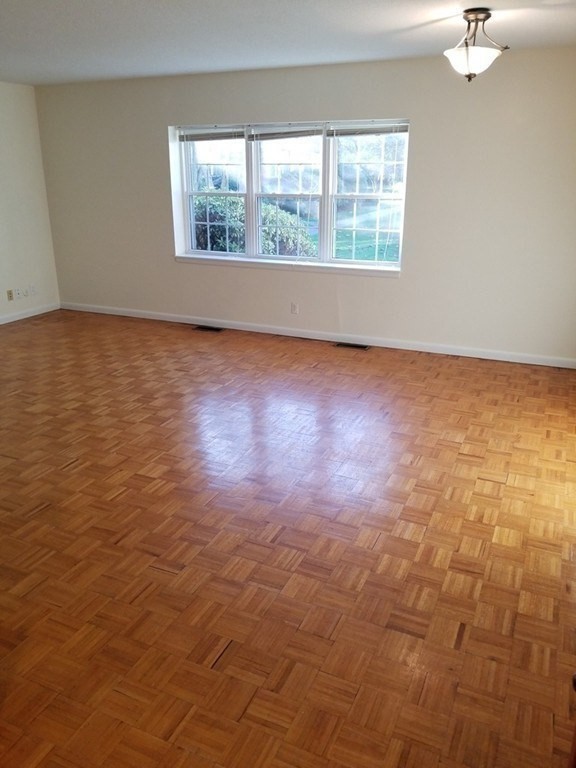 169 Lake Shore, Boston, Massachusetts, 2 Bedrooms Bedrooms, 4 Rooms Rooms,1 BathroomBathrooms,Residential Lease,For Rent,Lake Shore,73515854