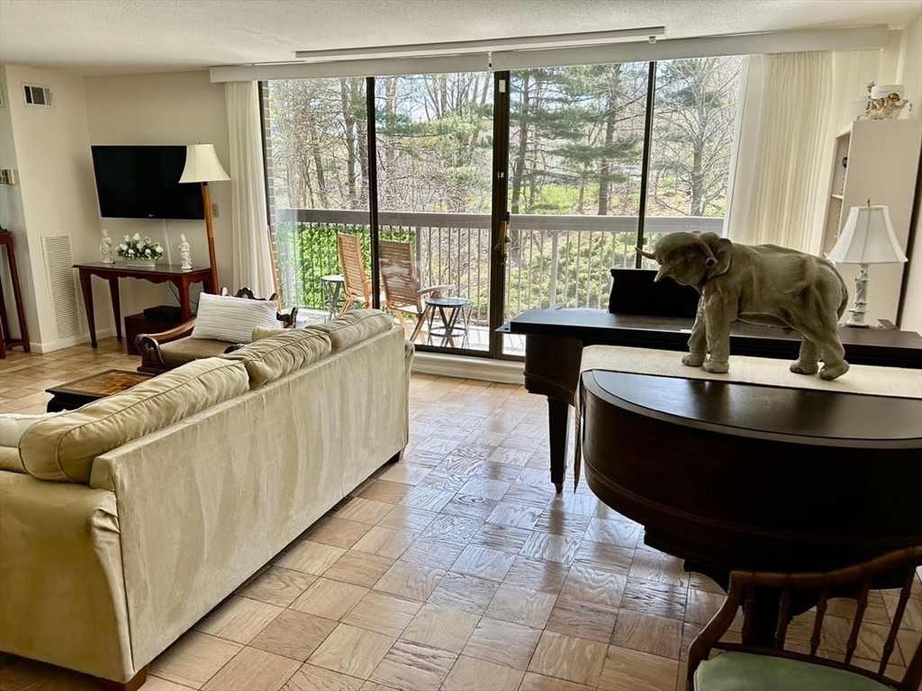40 Village Rd., Middleton, Massachusetts, 2 Bedrooms Bedrooms, 5 Rooms Rooms,2 BathroomsBathrooms,Residential Lease,For Rent,Village Rd.,73473398