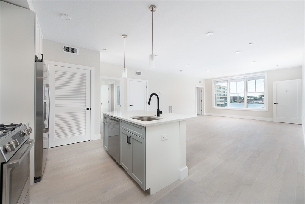 425 Border St., Boston, Massachusetts, 2 Bedrooms Bedrooms, 6 Rooms Rooms,2 BathroomsBathrooms,Residential Lease,For Rent,Border St.,73501178