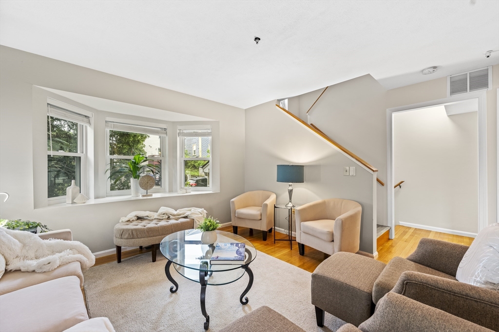 289 Market St, Boston, Massachusetts, 4 Bedrooms Bedrooms, 9 Rooms Rooms,2.5 BathroomsBathrooms,Residential Lease,For Rent,Market St,73516030