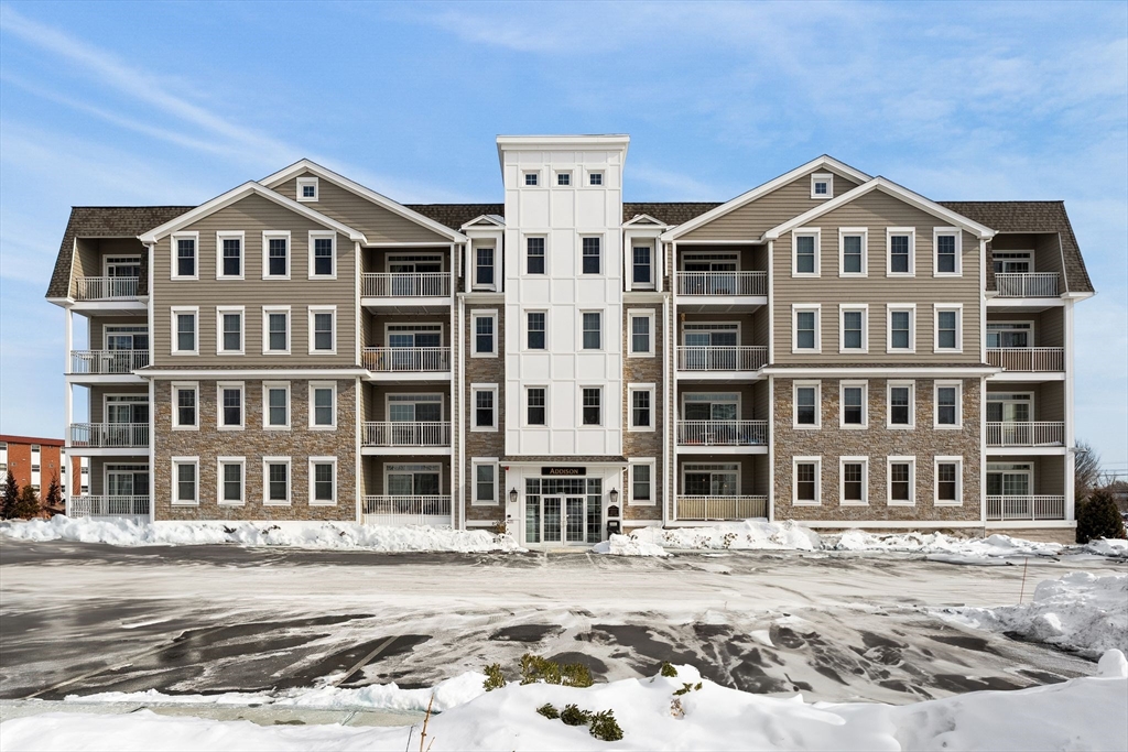 320 Middlesex Ave, Medford, Massachusetts, 2 Bedrooms Bedrooms, 6 Rooms Rooms,2 BathroomsBathrooms,Residential,For Sale,Middlesex Ave,73476508