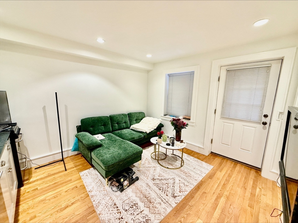 11 Thacher Court, Boston, Massachusetts, 1 Bedroom Bedrooms, 3 Rooms Rooms,1 BathroomBathrooms,Residential Lease,For Rent,Thacher Court,73515871