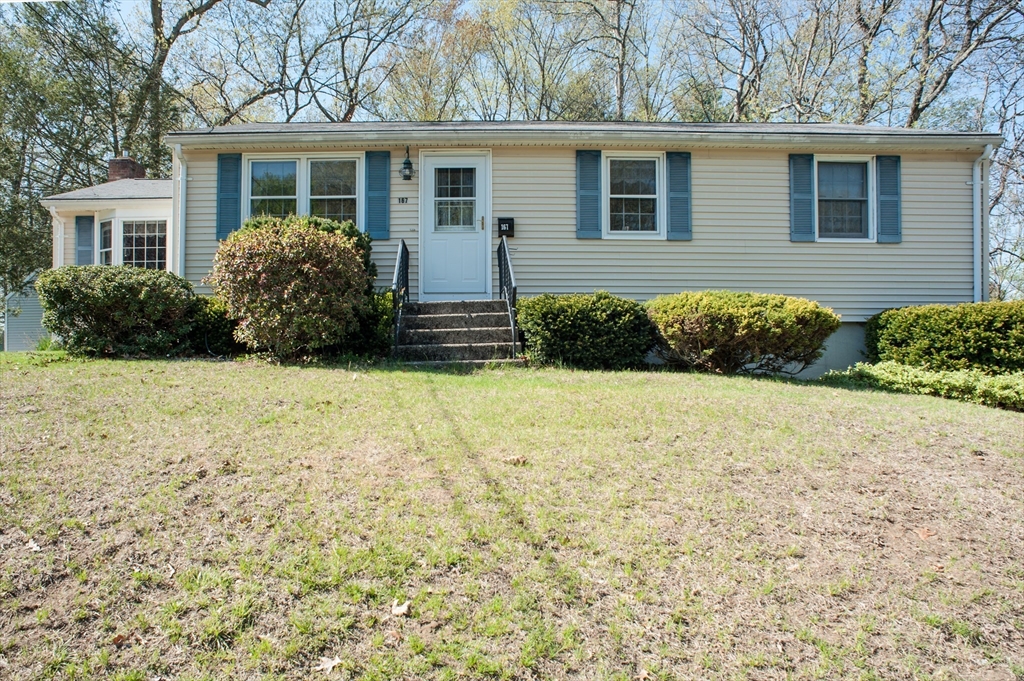 167 Theresa Cir, Northbridge, Massachusetts, 3 Bedrooms Bedrooms, 6 Rooms Rooms,1 BathroomBathrooms,Residential,For Sale,Theresa Cir,73515905