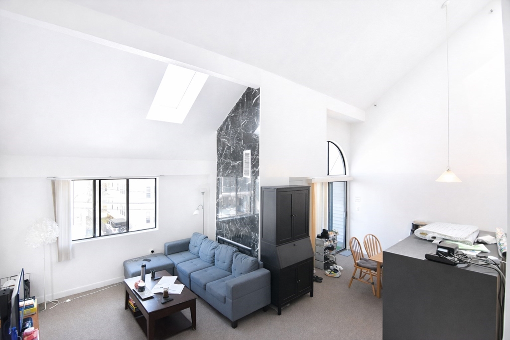72 Euston Road, Boston, Massachusetts, 3 Bedrooms Bedrooms, 4 Rooms Rooms,2.5 BathroomsBathrooms,Residential Lease,For Rent,Euston Road,73515955