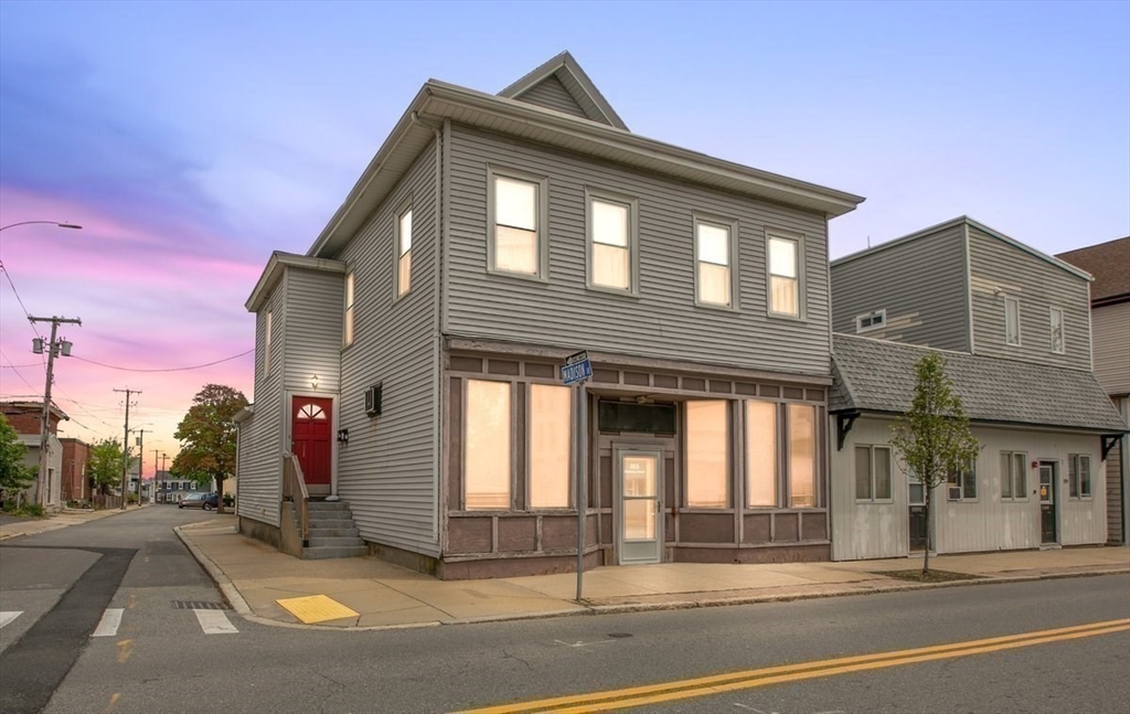 193-195 Winthrop St, Winthrop, Massachusetts, 5 Bedrooms Bedrooms, 11 Rooms Rooms,3 BathroomsBathrooms,Residential Income,For Sale,Winthrop St,73515977
